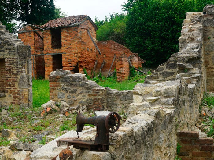 Oradour-sur-Glane từng là một ngôi làng nhỏ tuyệt đẹp của Pháp. Tuy nhiên, nơi này đã bị Đức Quốc xã tàn phá vào năm 1944.