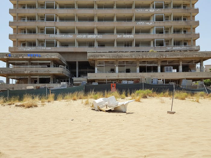 Thị trấn Varosha trên đảo Síp từng là một địa điểm du lịch nổi tiếng vào những năm 1970. Theo BBC, Varosha vẫn bị bỏ hoang và nằm dưới sự kiểm soát của Quân đội Thổ Nhĩ Kỳ kể từ năm 1974. Thị trấn đã được rào xung quanh, và không ai ngoài quân đội và nhân viên Liên Hợp Quốc được phép vào thị trấn này. Có thể thấy, thiên nhiên dần "xâm chiếm" thị trấn Vorosha.