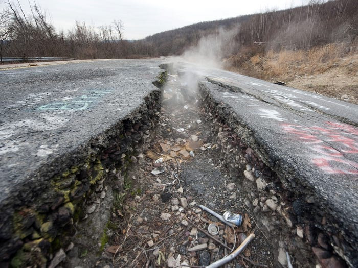 Thị trấn Centralia ở Mỹ từng là nơi sinh sống của hơn 1.000 người. Tuy nhiên, nơi này đã bị bỏ hoang suốt gần 60 năm qua vì đám cháy ở mỏ than vẫn âm ỉ dưới lòng đất.