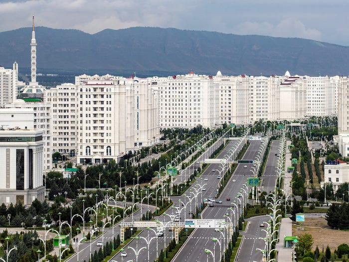 Ashgabat ở Turkmenistan cũng là một thành phố lớn trên thế giới bị bỏ hoang. Thành phố có 543 tòa nhà làm bằng vật liệu xa xỉ và đây cũng là nơi có bánh xe Ferris lớn nhất thế giới. Tuy nhiên hiện nay, phần lớn nơi này bị bỏ hoang vì nền văn hóa "biệt lập" của đất nước. Theo Insider, Turkmenistan là một trong những quốc gia ít du khách nhất trên thế giới.