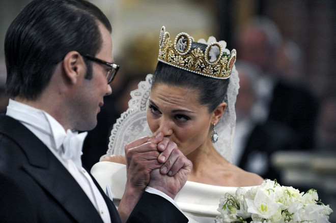 Tuy nhiên bất chấp ý kiến phản đối Daniel trở thành phu quân của Công chúa vì anh chỉ là thường dân, Victoria nói rõ rằng xuất thân của một người không phải yếu tố quyết định trong hôn nhân, điều quan trọng là tình cảm hai người cùng chia sẻ. Suốt 10 năm chung sống hòa hợp, hạnh phúc, Victoria và Daniel đã chứng minh được tình yêu bền bỉ, vượt qua mọi rào cản thân phận, địa vị họ dành cho nhau. Ảnh: Scanpix Sweden. 