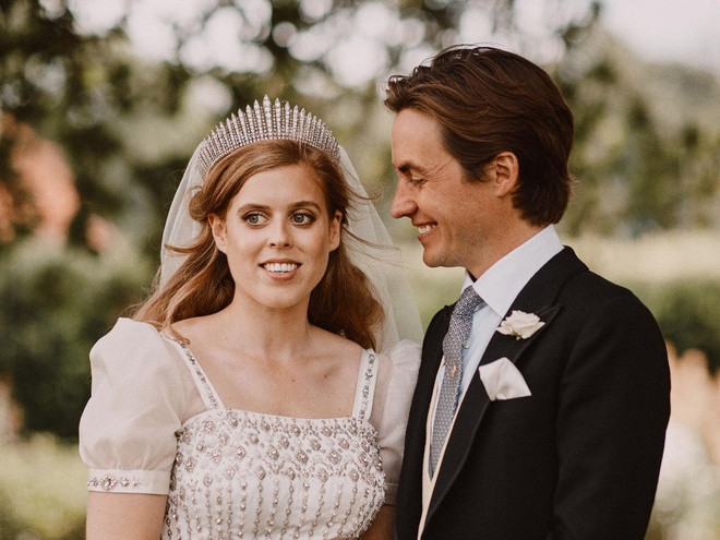 Mapelli Mozzi xuất thân từ tầng lớp quý tộc Italy và là giám đốc công ty bất động sản Banda Property. Anh có một con trai 2 tuổi với bạn gái cũ trước khi kết hôn. Trong suốt thời gian hẹn hò, Công chúa Beatrice và bạn trai đều rất kín tiếng. Cả hai hiếm khi công khai xuất hiện cùng nhau và nói về đối phương trước truyền thông. Ảnh: Benjamin Wheeler.