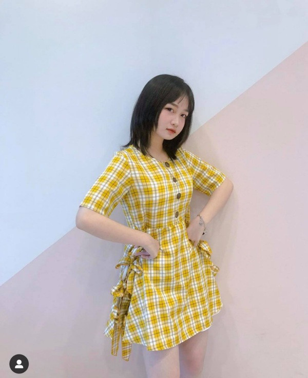 Hải Yến sở hữu nhan sắc ngọt ngào và đáng yêu cứ như búp bê, cộng với phong cách thời trang trẻ trung, người đẹp 10X đốn tim mọi ánh nhìn. Chia sẻ về bí quyết mặc áo dài trắng mà vẫn vô cùng xinh xắn và nổi bật, hot girl 10x Phạm Hải Yến rất thoải mái bày tỏ với cộng đồng mạng. Cô nàng cho biết, bản thân không làm gì nhiều mà chỉ áp dụng một vài tips đơn giản để sở hữu diện mạo hoàn hảo nhất với tà áo dài trắng đến trường.