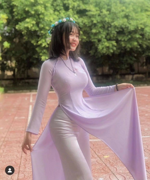 Sở hữu lượng follow khủng trên mạng xã hội, hot girl Phạm Hải Yến cũng giống như bao cô nàng đình đám trên khác vì có nhan sắc nổi bật và xinh xắn. Trong hình ảnh mới vừa đăng tải, khoảnh khắc nữ sinh diện áo dài trắng, đội vòng hoa để chụp ảnh kỷ yếu cùng lớp làm dân tình nhìn đến đắm đuối vì toát lên vẻ đẹp tựa nữ thần. Vóc dáng nhỏ nhắn, vòng eo đẹp cùng với vòng một chuẩn giúp hot girl 18 tuổi tỏa sáng rực rỡ trong chiếc áo dài bình dị.