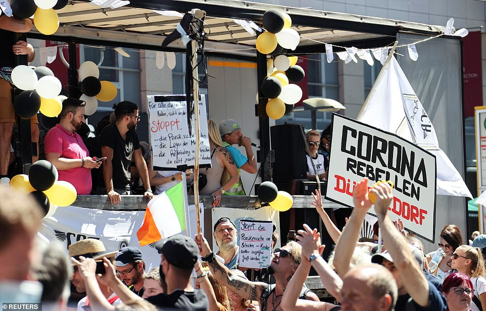 Nhiều người biểu tình hôm 1/8 không đeo khẩu trang cũng như không đảm bảo giãn cách xã hội mặc dù số ca nhiễm virus SARS-CoV-2 tại Đức trong những ngày gần đây tăng trở lại.