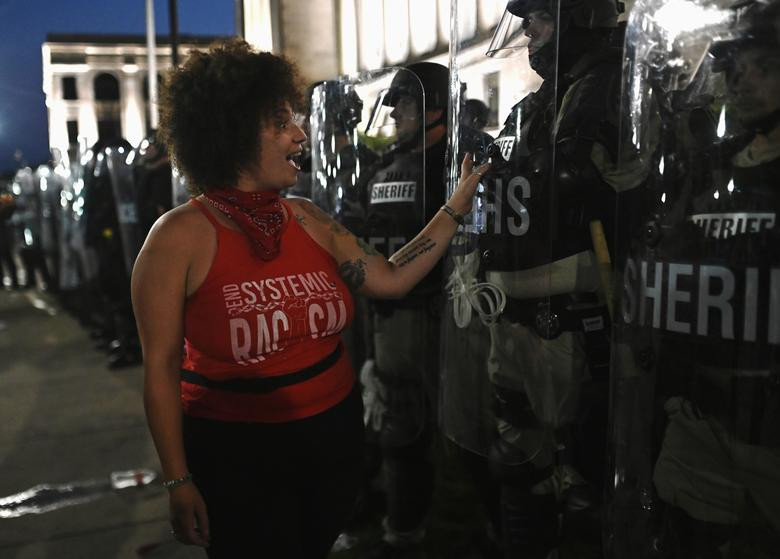 Trước đó, đám đông biểu tình đã phá hủy hàng chục tòa nhà và phóng hỏa, gây ra hơn 30 đám cháy ở Kenosha.