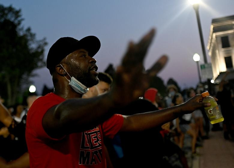 Ngày 25/8, Thống đốc bang Wisconsin, ông Tony Evers, kêu gọi người dân bình tĩnh, đồng thời ban bố tình trạng khẩn cấp và điều thêm 125 lính Vệ binh Quốc gia đến Kenosha.