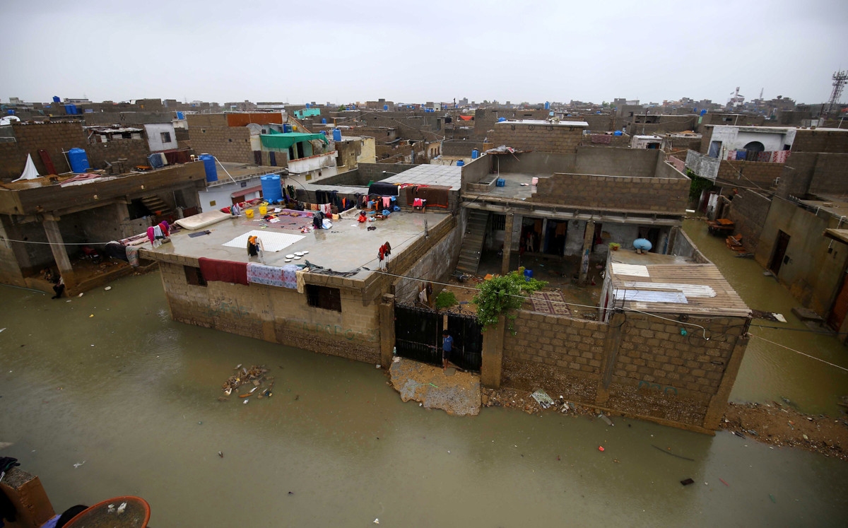 Theo Al Jazeera, mưa lớn ở Pakistan những ngày qua đã khiến ít nhất 90 người thiệt mạng và hơn 1.000 ngôi nhà tại quốc gia này bị hư hại. Tại Karachi, thành phố lớn nhất của Pakistan, người dân đang phải sống trong cảnh ngập lụt nghiêm trọng. (Nguồn ảnh: Al Jazeera)