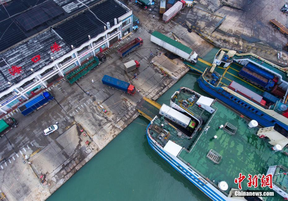 Phà chở khách xuyên eo biển Quỳnh Châu, kết nối đảo Hải Nam và đất liền, đã tạm ngừng hoạt động. Ảnh: China News.