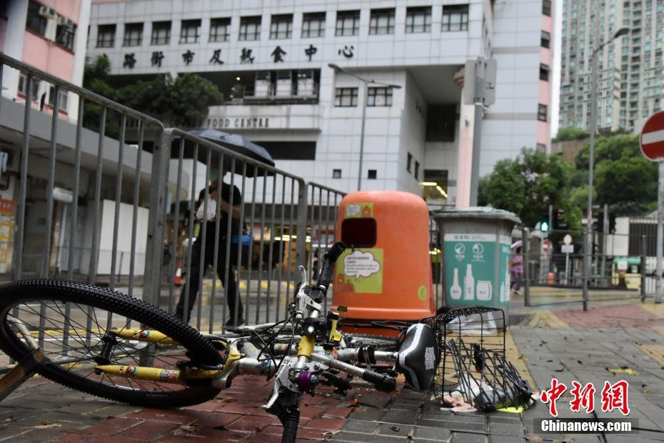 Hong Kong không nằm trên đường đi của tâm bão nhưng bị ảnh hưởng bởi hoàn lưu bão, có mưa và gió lớn. Ảnh: China News.