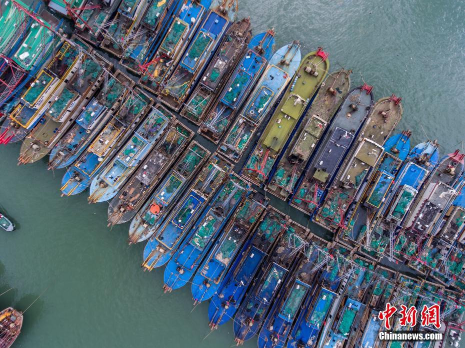 Khoảng 60.000 người trên các tàu này đã sơ tán lên bờ. Ảnh: China News.