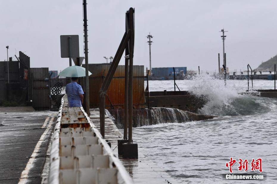 Tại Hong Kong, cơ quan khí tượng hôm 18/8 cảnh báo biển động và gió mạnh, khuyến cáo người dân không chơi các môn thể thao dưới nước và câu cá ở biển. Ảnh: China News.