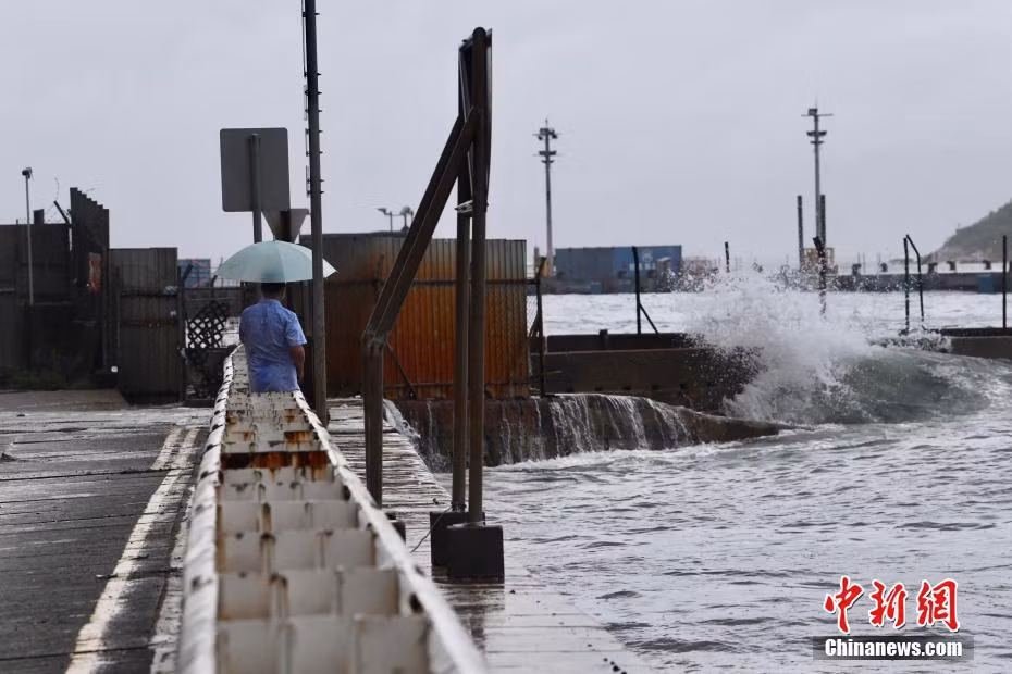 Tại Hong Kong, cơ quan khí tượng hôm 18/8 cảnh báo biển động và gió mạnh, khuyến cáo người dân không chơi các môn thể thao dưới nước và câu cá ở biển. Ảnh: China News.