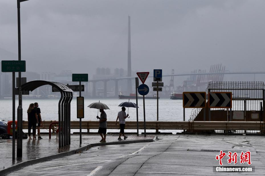 Tuy nhiên, một số người vẫn đi lại bên ngoài, xem sóng ở khu vực ven biển. Ảnh: China News.