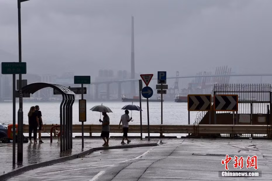 Tuy nhiên, một số người vẫn đi lại bên ngoài, xem sóng ở khu vực ven biển. Ảnh: China News.