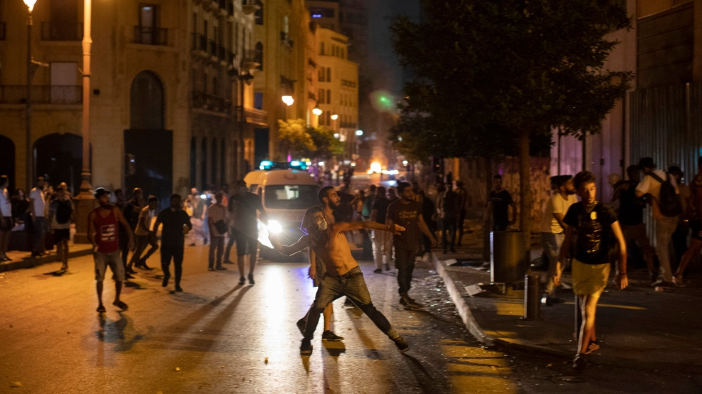 Dù vậy, nhiều người Li Băng đổ lỗi cho tầng lớp chính trị nước này, vấn nạn tham nhũng và sự quản lý yếu kém vốn đã khiến nền kinh tế Li Băng bên bờ vực sụp đổ ngay cả trước khi thảm họa xảy ra.