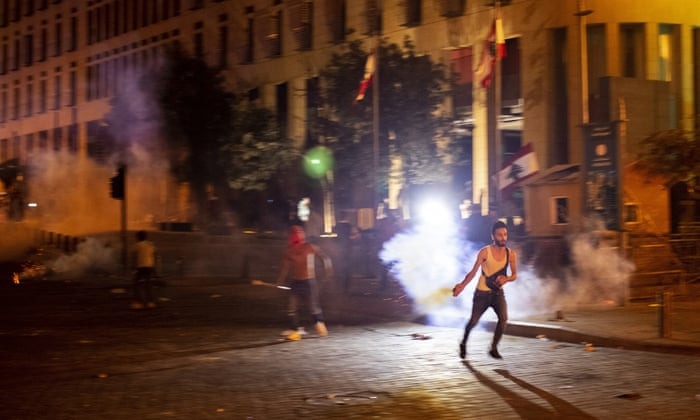 Những người biểu tình kêu gọi chính phủ Li Băng từ chức.