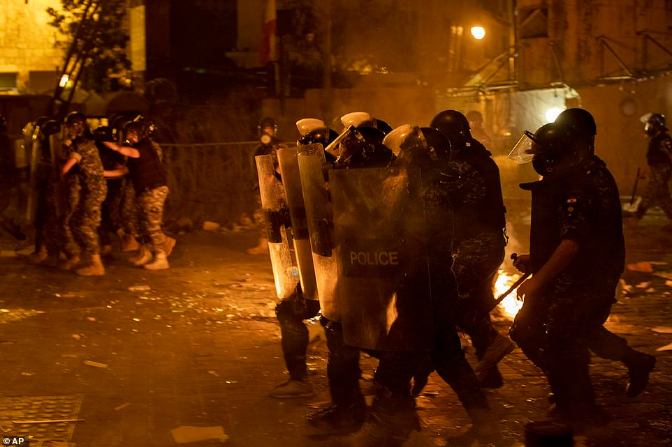 Người biểu tình tức giận với cách chính phủ ứng phó trước và sau vụ nổ Beirut. Họ kêu gọi một cuộc biểu tình phản đối chính phủ quy mô lớn hơn vào cuối tuần.