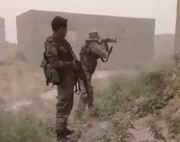 "Với sự yểm trợ hỏa lực từ Nga, Quân đội Syria và đồng minh đã tiêu diệt và làm bị thương nhiều tay súng IS trong khu vực sa mạc dọc biên giới hành chính giữa Homs và Deir Ezzor hồi đầu tuần", AMN đưa tin.