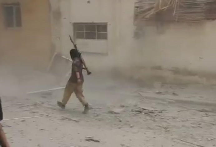 Phiến quân IS được cho là thủ phạm đứng sau vụ đánh bom này, bởi vùng Hamimah, nơi xảy ra vụ nổ bom, từng nằm dưới quyền kiểm soát của bọn chúng trước khi rơi vào tay Quân đội Syria. Mời độc giả xem thêm video: Nga chính thức không kích phiến quân IS tại Syria hồi năm 2015 (Nguồn video: VTC14)