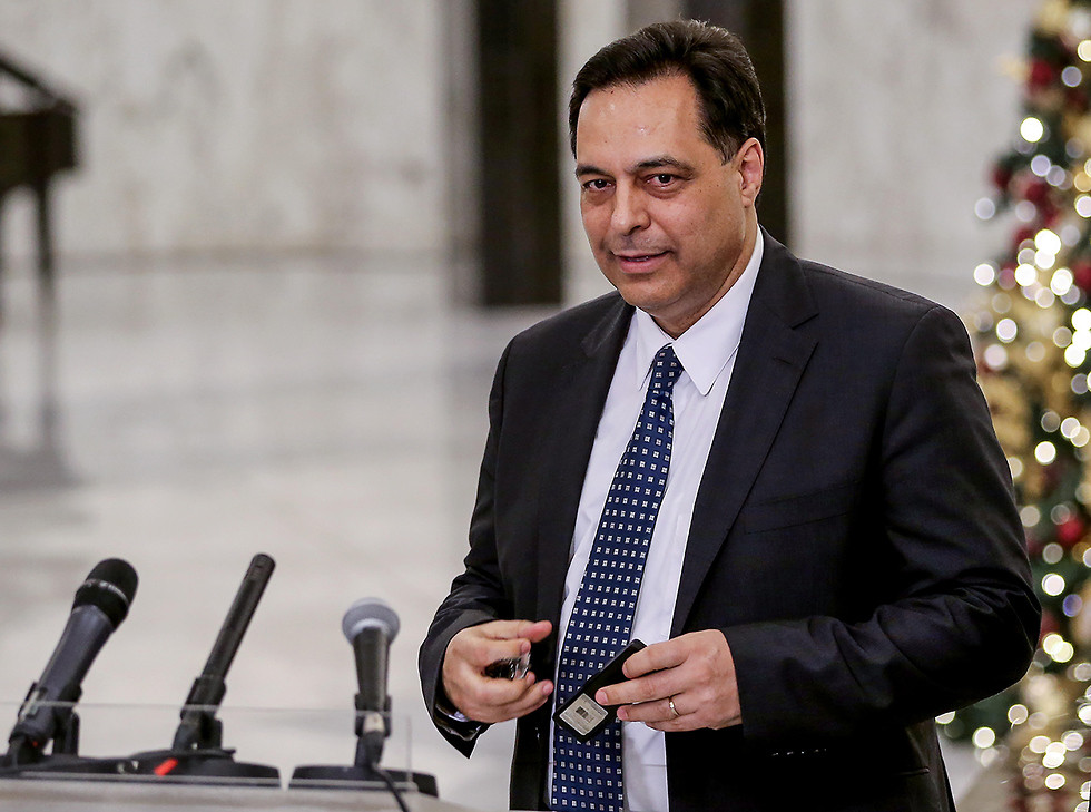 "Hôm nay (10/8), chúng tôi tuân theo ý muốn của người dân với yêu cầu truy cứu những người phải chịu trách nhiệm cho thảm họa này, những người đã trốn tránh suốt 7 năm. Và chúng tôi đáp ứng nguyện vọng về sự thay đổi thực sự của người dân. Tôi thông báo hôm nay toàn bộ chính phủ từ chức", ông Diab phát biểu. Ảnh: EPA.