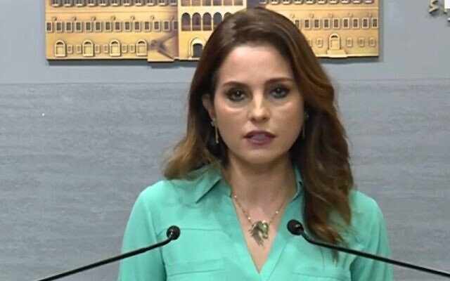 "Tôi xin lỗi người dân Li Băng vì chúng tôi không thể đáp ứng kỳ vọng của mọi người. Vì cải cách ở Li Băng vẫn chưa đi đến đâu, thực tế không được như mong muốn của chúng tôi và sau những vụ nổ kinh hoàng xảy ra ở thành phố, tôi đã từ chức", bà Manal Abdel Samad cho hay. Ảnh: Youtube.