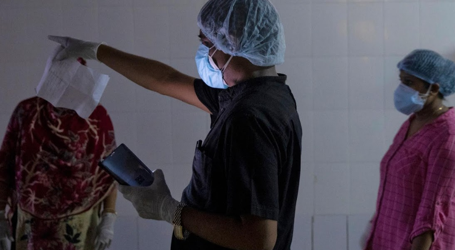 Trong một cuộc họp về tình trạng thiếu thuốc men, bác sĩ Kumar cam kết ông sẽ thuyết phục chính quyền chi viện, dù biết việc này sẽ gặp khó khăn.