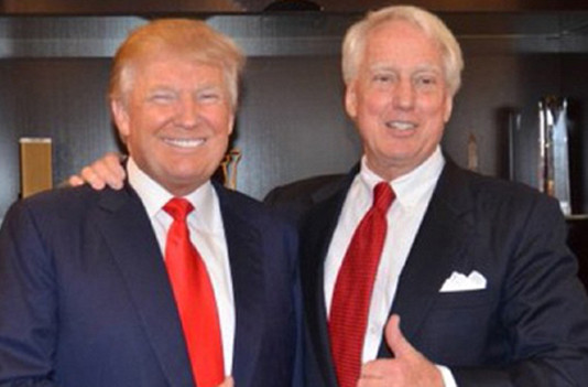 "Trong nỗi buồn sâu sắc, tôi xin chia sẻ rằng người em trai tuyệt vời của tôi, Robert, đã ra đi thanh thản tối nay. Cậu ấy không chỉ là em tôi, mà còn là người bạn tốt nhất của tôi. Tôi sẽ rất nhớ cậu ấy, nhưng chúng tôi sẽ còn gặp lại nhau. Ký ức về cậu ấy sẽ sống mãi trong tim tôi. Robert, hãy yên nghỉ", hãng Reuters dẫn phát biểu của Tổng thống Trump tối 15/8. Ảnh: Tổng thống Trump (trái) trong một bức hình chụp chung với em trai, Robert.