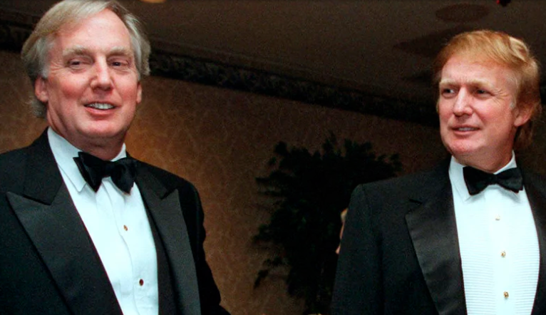 Mối quan hệ của Tổng thống Trump và em trai Robert dường như rất tốt. Ảnh: AP.