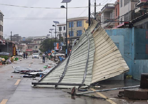 Một số đoạn clip khác cho thấy, cơn bão làm bật gốc cây và phá hủy các ngôi nhà ở những khu vực nó đi qua.
