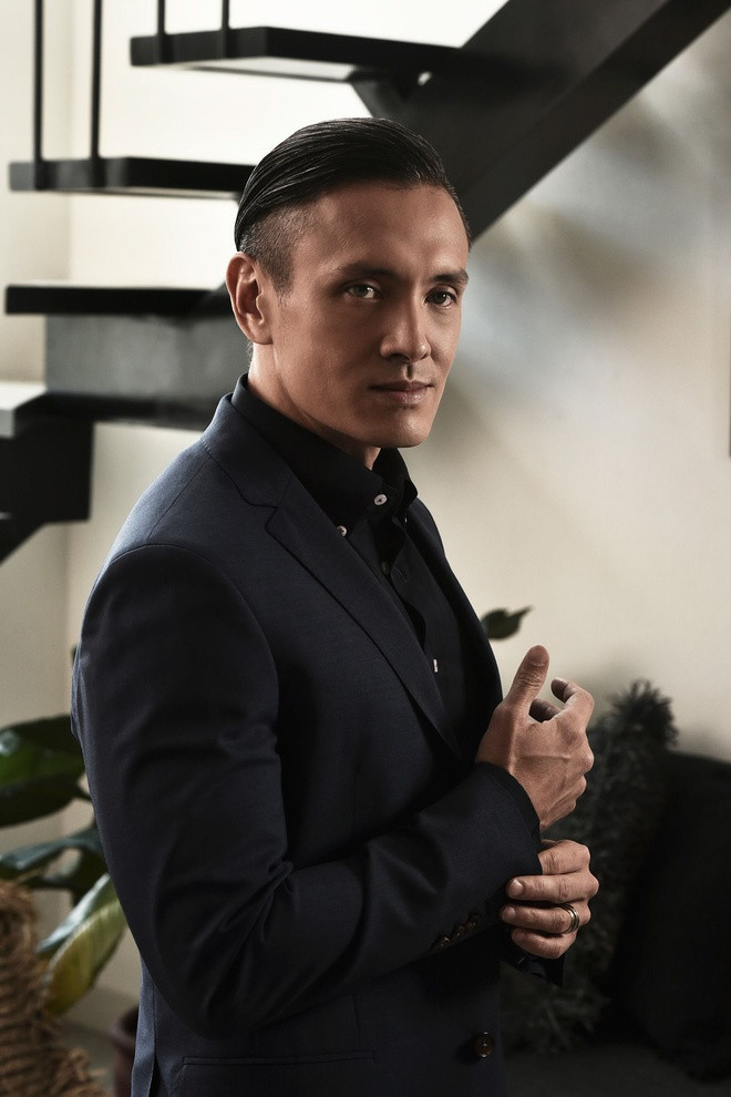 Trái với ngoại hình của một “trai hư”, Victor rất yêu vợ, một người mẫu kiêm doanh nhân người Anh gốc Philippines. Họ có một con trai. Anh thường xuyên đưa gia đình đi du lịch.