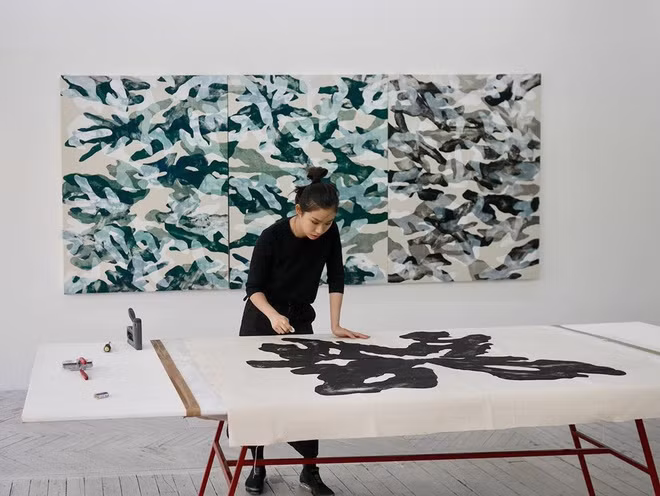 Trước khi vào Học viện Nghệ thuật Hoàng gia Anh, cô đã lấy bằng cử nhân tại ĐH Central Saint Martins (London, Anh). Dù mới chỉ 28 tuổi, Nicole sở hữu sự nghiệp khá lừng lẫy với 8 buổi triển lãm cả tập thể lẫn cá nhân. Mới đây, cô được New Contemporaries 2020, chương trình nghệ thuật uy tín của Bloomberg, lựa chọn là một trong những nghệ sĩ tiêu biểu.
