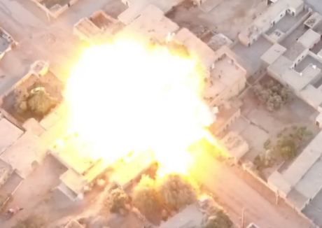 "Những quả bom cài ven đường phát nổ khi chiếc xe đi qua khiến 4 binh sĩ Syria thiệt mạng và 8 người khác bị thương", nguồn tin cho biết.