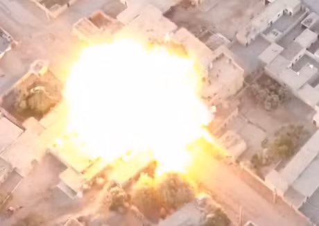 "Những quả bom cài ven đường phát nổ khi chiếc xe đi qua khiến 4 binh sĩ Syria thiệt mạng và 8 người khác bị thương", nguồn tin cho biết.