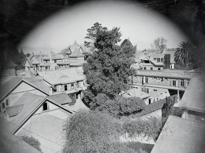 Bà Sarah sau đó cho cải tạo ngôi nhà rộng hơn để ba chị em gái của bà có thể chuyển đến ở cùng.