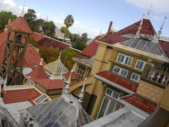 Tổng chi phí xây dựng dinh thự này ước tính là 5,5 triệu USD vào năm 1923. Tòa nhà hiện có 160 phòng ngủ, 40 cầu thang, 13 phòng tắm và 47 lò sưởi, 10.0000 cửa sổ cùng 2.000 cửa ra vào.