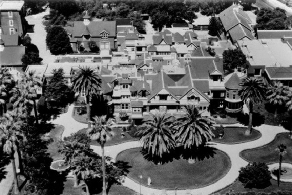 Nhiều người cho rằng, có nhiều nguyên nhân khác khiến bà Sarah cho cải tạo ngôi nhà. Căn biệt thự bí ẩn Winchester được tu sửa trong suốt 38 năm.