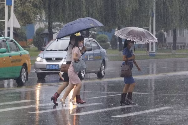 Ong Kim Jong Un thi sat lang bi lu lut, phat gao cho dan-Hinh-2