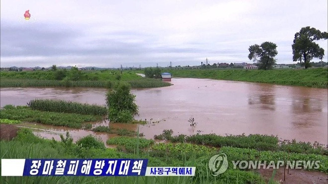 Ong Kim Jong Un thi sat lang bi lu lut, phat gao cho dan