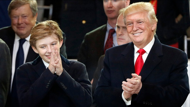 Mới 13 tuổi, "hoàng tử Nhà Trắng" đã sở hữu chiều cao vượt trội. Điều này không quá khó hiểu khi cậu là con trai của cựu siêu mẫu và ông bố cao 1,90 m. Mỗi khi xuất hiện cùng cha mẹ, Barron luôn thu hút ánh nhìn của công chúng và các tay săn ảnh.