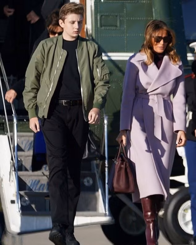 Barron Trump là "đệ nhất quý tử" đầu tiên sống trong Nhà Trắng kể từ thời của John Fitzgerald Kennedy Jr. - con trai Tổng thống John F. Kennedy.