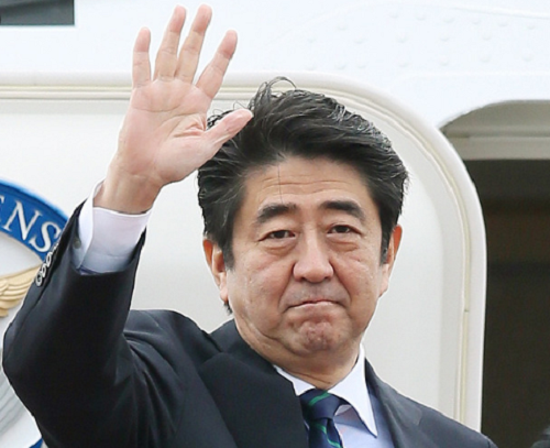 Ngày 23/8/2020 vừa qua, Thủ tướng Nhật Bản Shinzo Abe đánh dấu ngày cầm quyền thứ 2.798 liên tiếp - thời gian cầm quyền không gián đoạn lâu nhất trong lịch sử nước này. Được biết, trước ông Abe, chỉ có 10 Thủ tướng nắm quyền hơn 1.000 ngày liên tục. Ảnh: WSJ. 