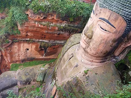 Kể từ khi tượng Phật hoàn thành, dòng nước sông hung dữ trở nên hiền hòa. Theo giải thích của các nhà khoa học, trong quá trình xây dựng, đá từ vách núi rơi xuống đáy sông, thay đổi dòng chảy, khiến con sông an toàn hơn. 