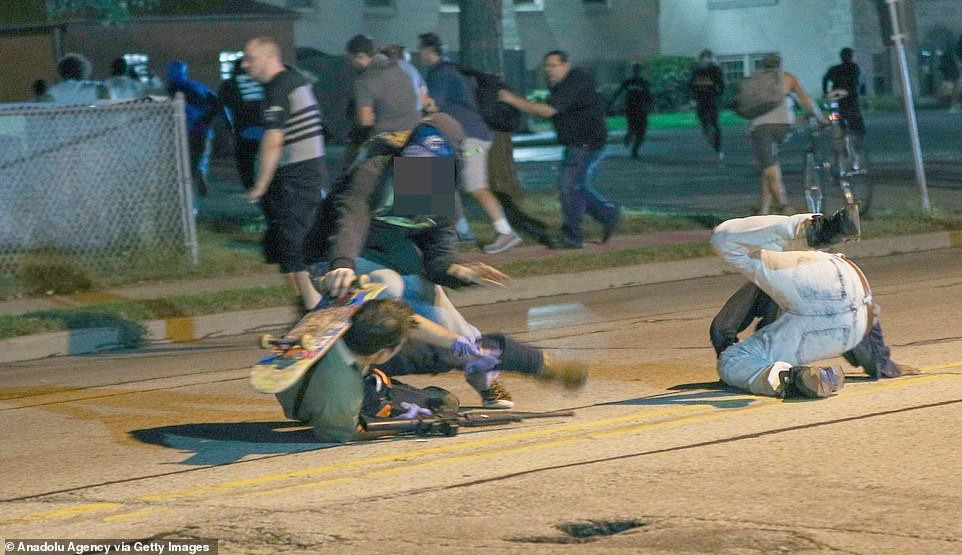 Thiếu niên 17 tuổi này đã bị buộc tội giết người cấp độ 1 sau cái chết của hai người biểu tình tại Kenosha.