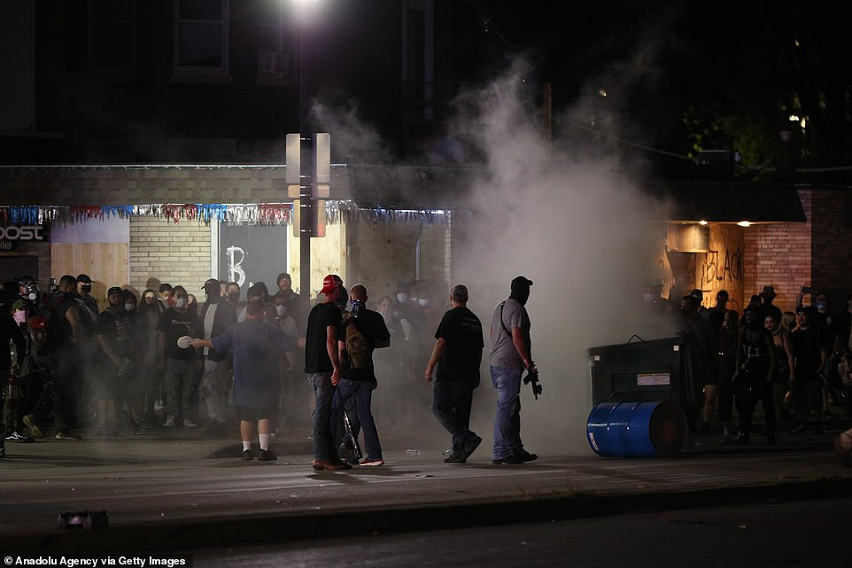 Được biết, các cuộc biểu tình dữ dội đang diễn ra tại bang Wisconsin, Mỹ, sau vụ cảnh sát bắn 7 phát đạn vào một người đàn ông da màu có tên Jacob Blake, 29 tuổi, cuối tuần qua.