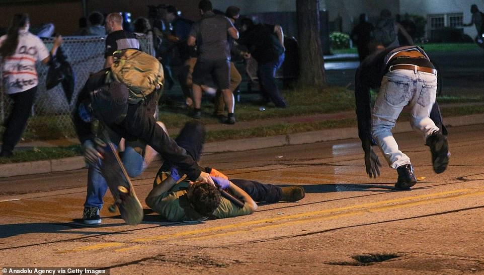 Nguồn tin cho hay, Kyle Rittenhouse trước đó đã bỏ trốn khỏi bang Wisconsin nhằm tránh bị truy tố. Thiếu niên này dự kiến xuất hiện tại tòa án ở Wisconsin vào ngày 28/8.