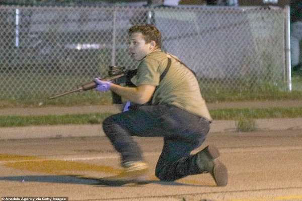 Theo Daily Mail, Kyle Rittenhouse, 17 tuổi, đã bị bắt giữ hôm 26/8 tại quê nhà Antioch, bang Illionois, với cáo buộc giết người cấp độ 1 sau khi bắn chết hai người biểu tình ở Mỹ. (Nguồn ảnh: Daily Mail)