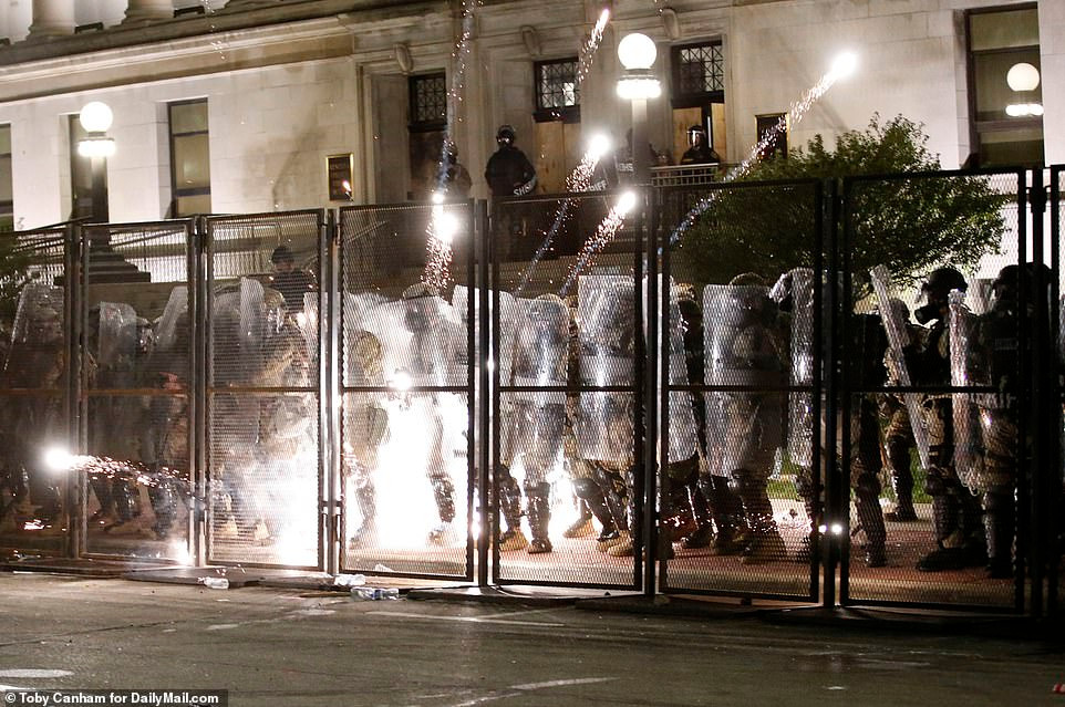 Người biểu tình đã ném chai nước, gạch, pháo sáng,...về phía cảnh sát trong khi lực lượng an ninh dùng hơi cay và đạn cao su để giải tán đám đông.