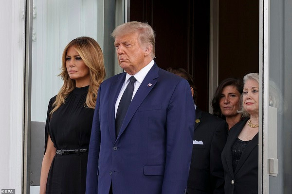Xuất hiện tại tang lễ, ông Trump và Đệ nhất Phu nhân Melania đều đượm buồn khi họ chứng kiến những người hộ tang khiêng quan tài ông Robert ra khỏi tòa nhà North Portico ở Nhà Trắng. Ảnh: Tổng thống Trump và bà Melania. Ảnh: EPA.