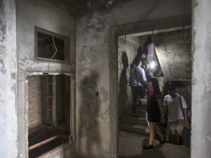 Lối cầu thang nhỏ trong tòa nhà Sathorn Unique.